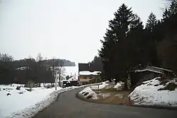 Centrum obce s jedním domem