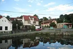 Střed obce s rybníkem