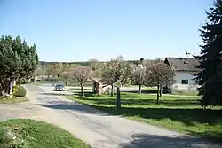 Střed vesnice s návesním rybníkem