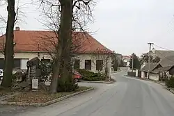 Centrum obce s památníkem obětem 2. sv. války