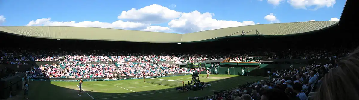 Panoráma – Centrální dvorec během zápasu Šarapovová–Hantuchová ve Wimbledonu 2004