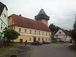 Střed obce s obytnou věží