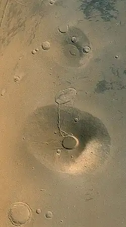 Ceraunius Tholus (dolní) spolu s Uranius Tholus (horní)