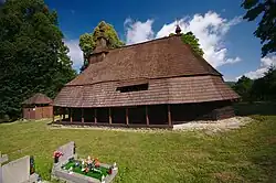 Chrám svatého Michala Archanděla, před ním dřevěná zvonice