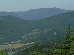 Pohled na Černou stráň přes údolí Vernířovic