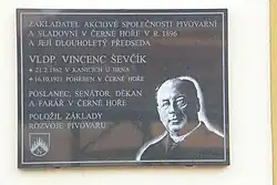 Pamětní deska v Černé Hoře, připomínající Vincence Ševčíka, který roku 1896 v Černé Hoře založil Akciovou společnost pivovarní a sladovní