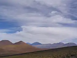 Cerro del León (tmavý vrchol ve středu fotografie