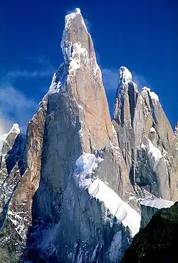 Cerro Torre (vlevo) a Cerro Chaltén (vpravo) poblíž El Chaltén (2004).