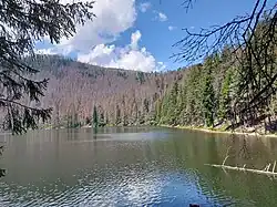 Jezero směrem od přepadu vody k západnímu břehu