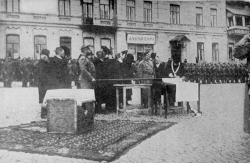 Zatloukání hřebů do žerdě[11]