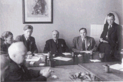 ČNR na jednání během Pražského květnového povstání 1945. Zleva doprava (bez titulů a hodností): Augusta Machoňová-Müllerová, Zdeněk Wirth, Josef Smrkovský, Albert Pražák, Josef Cyril Kotrlý, Jaromír Nechanský.