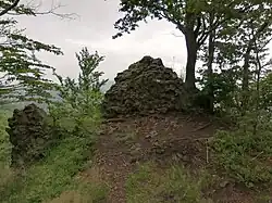 Skalní útvary na vrcholu