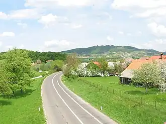 Původní silnice u obce Dolenje Kronovo v dnešním Slovinsku.