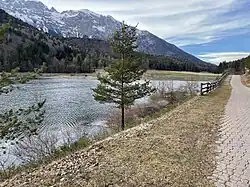 Na cestě podél jezera