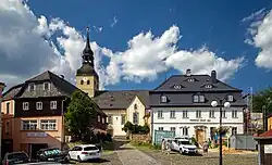 Náměstí v Chřibské s kostelem sv. Jiří