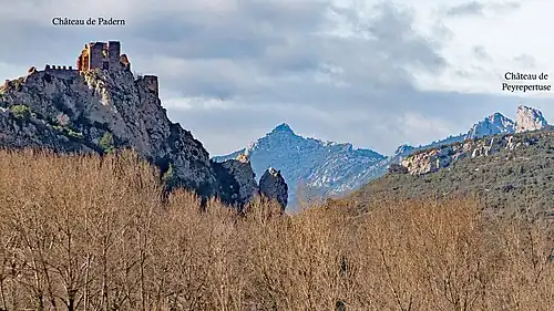 Pohled na hrad Padern, v pozadí hrad Peyrepertuse.