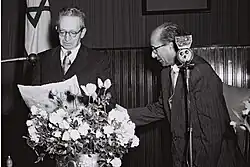 Ben Cvi si čte text od Chajima Levanona