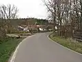 Silnice k místní části Chaloupky