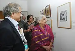 Ministryně kultury Chandresh Kumari Katochová při zahájení výstavy Visual Archives of Kulwant Roy v Novém Dillí dne 14. listopadu 2012. Vlevo je tajemník MK Sangita Gairola.