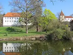 zámek a kostel svatého Kříže