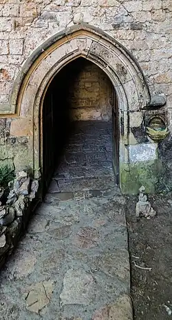 Kaple Notre-Dame-de-Cénaret - vstupní portál