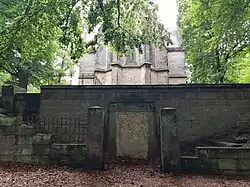 Zazděný vstup do hrobky