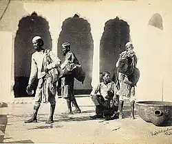 Bhishtiové (severoindický kmen) Shepherd & Robertson. Fotografie pro knihu The People of India,Forbes Watson, 1868.