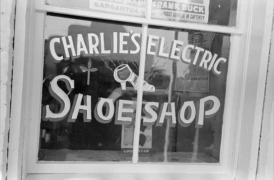 Výloha obchodu Charlie's Electric Shoe Shop, 1938