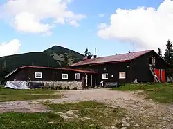 Chata pod Chlebom, v pozadí Veľký Kriváň