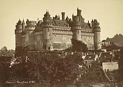 Zámek Pierrefonds, celkový pohled, albuminový tisk, 1. ledna 1874, sbírka A. D. White Architectural Photographs, Cornell University Library