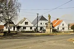 Náves se sousoším panny Marie se sv. Václavem a sv. Vojtěchem