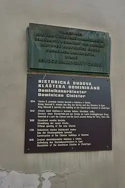 Pamětní deska na dominikánském klášteře v Chebu. Horní bronzová deska připomíná uzavření tzv. Soudce smluveného v Chebu (Chebský soudce, Richter von Eger, Iudex Egrensis) v hospodě U Markraběte roku 1432. Dolní novější deska připomíná dějiny dominikánského kláštera.