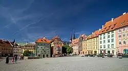 Náměstí Krále Jiřího z Poděbrad, uprostřed snímku dům Špalíček, za ním věže kostela sv. Mikuláše a Alžběty