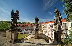 Cheb sochy u schodů.jpg