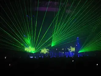 Světelná show během živého setu The Chemical Brothers