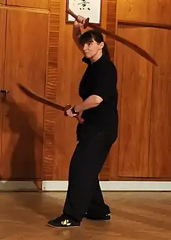 Sestava se dvěma dřevěnými šavlemi