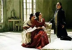 Voi che sapete. Zleva doprava: Zuzanka s kytarou, hraběnka Rosina sledující text a zpívající Cherubín