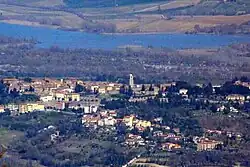 panorama města s řekou