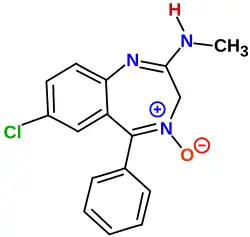 Diagram chemické struktury benzenového kruhu propojeného s diazepinovým kruhem. Atom chloru je navázán na benzenový kruh, dusík, vodík, methylová skupina a kyslík jsou navázány na diazepin.