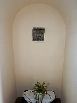 Pomníček oberleutantovi Antonu Setwinovi v interiéru kostela