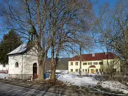 Kaple a stavení čp. 79