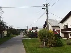 Hlavní ulice, v pozadí kaple