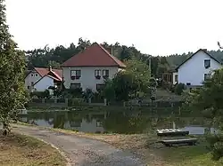 Náves s rybníčkem