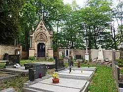 Areál hřbitova, vlevo hrobka rodiny Kubíčkovy