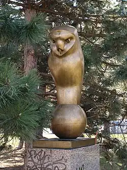 Sova, Chodov, bronzová sova výšky 150 cm na žulovém podstavci na prostranství před pražskou ZŠ Květnového vítězství