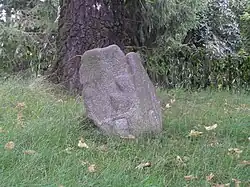 Chodov - křížový kámen při cestě.JPG