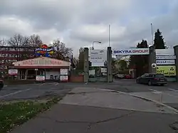 Zbytek původní zdi rozestavěného hřbitova na Chodovci