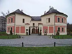 Pohled ze strany vstupní brány