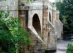 Pohled na Chollerfordský most z konce na jižní straně řeky North Tyne
