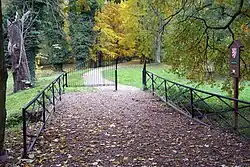 Vstup ze zámku do obory